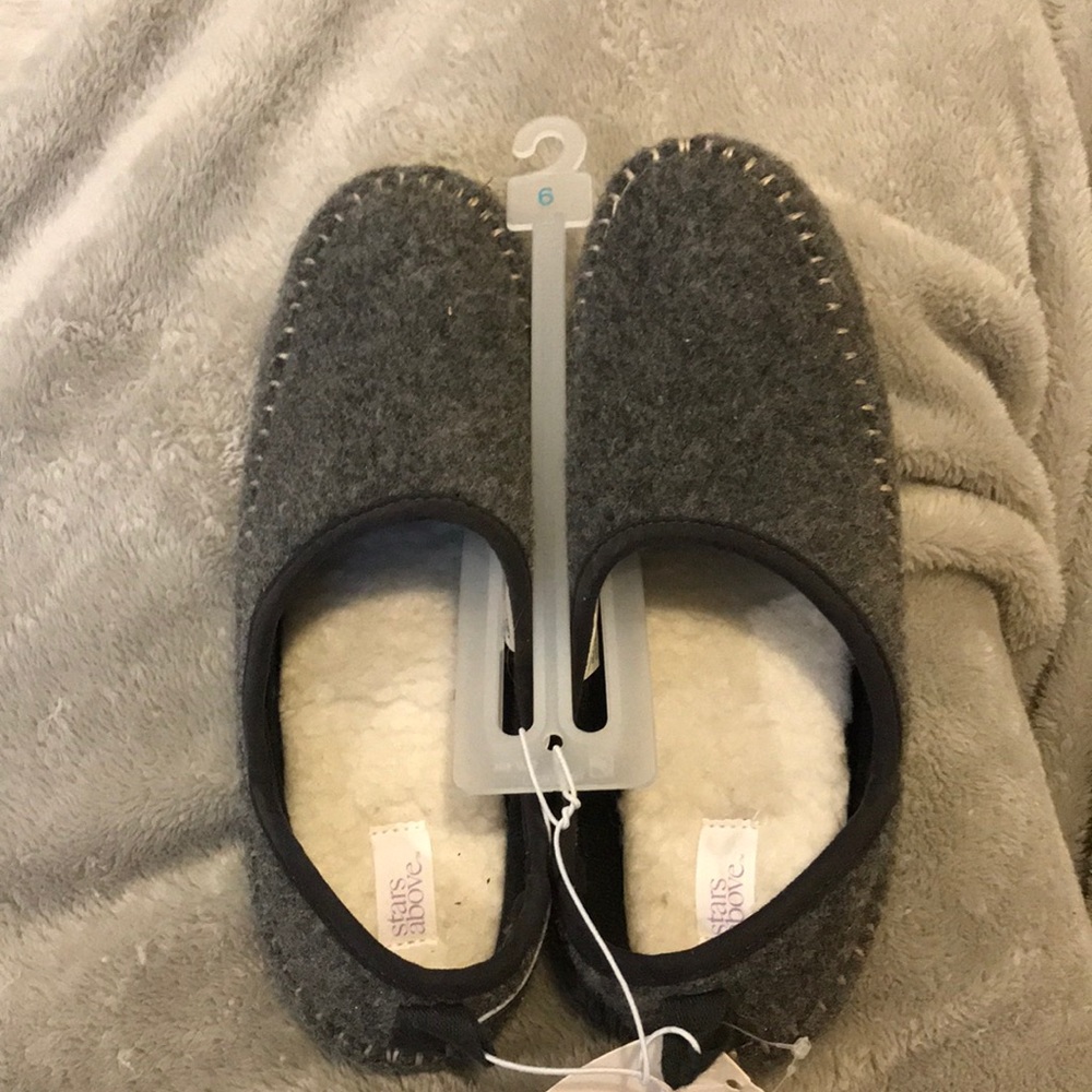 Star above woman’s Moccasin slippers, charcoal NWT